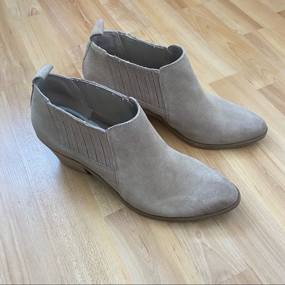 Dolce Vita Elfy Boots - Picture 4 of 5